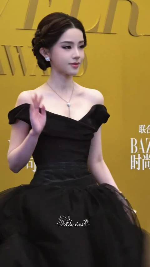 迅猛龙这么美 这么娇小 声音也软软的，然后叫迅猛龙特蕾莎