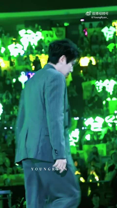 12.21日星光大赏 他迈着帅气的步伐走向了属于他的荣耀