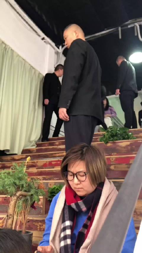 迪丽热巴活动短裙直拍