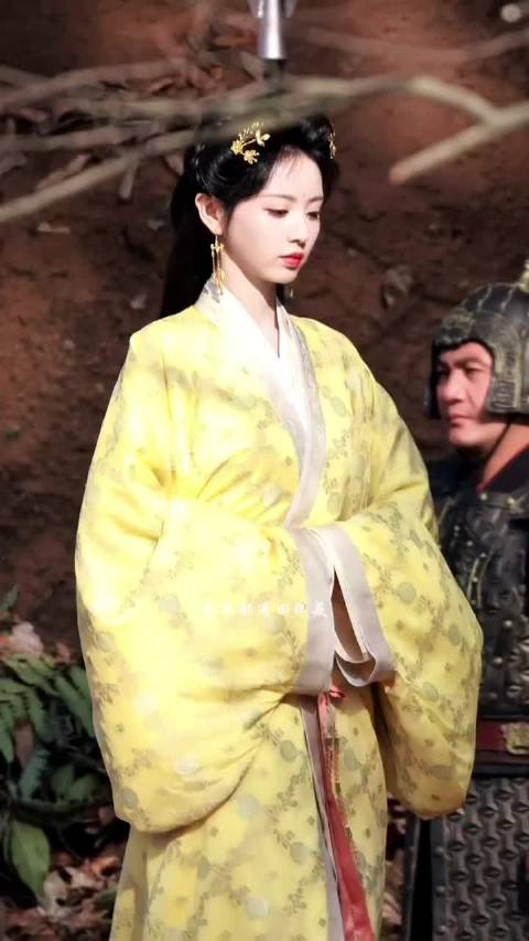 田曦薇新剧嫁金钗路透曝光亮色古装造型吸睛