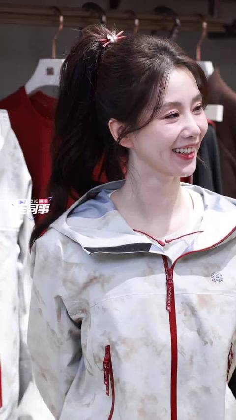 刘诗诗的卷发马尾好有少女感，休闲穿搭尽显松弛知性，女大既视感拉满