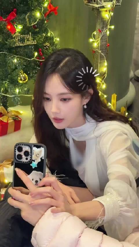 这个角度怎么也这么漂亮，李一桐的长相果然就是很精致的类型啊