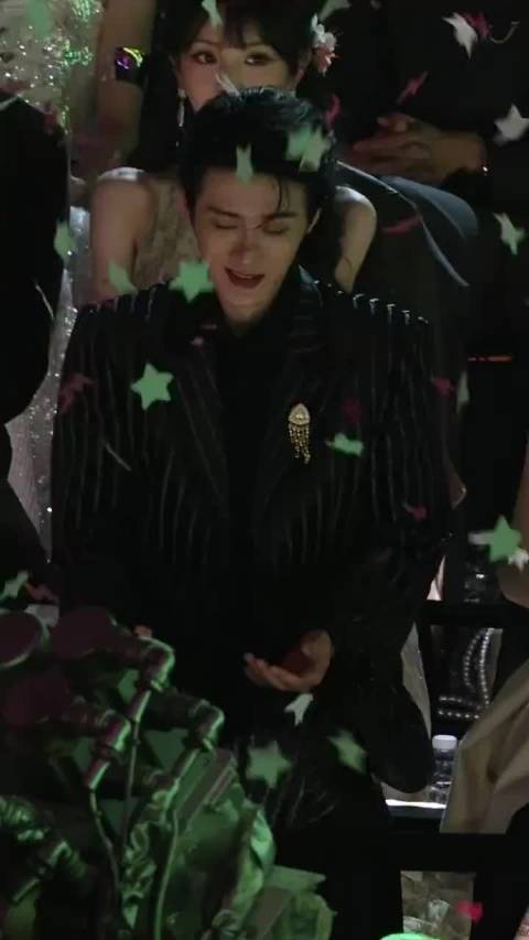 檀健次微博之夜彩带落下瞬间引注目