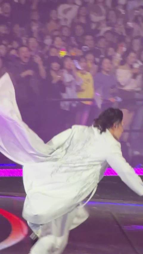 吴建豪飞奔救阿信绊倒显焦急