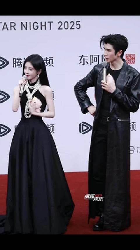 鞠婧祎高跟鞋惊人，与张云龙身高差仅10cm