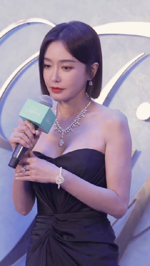 秦岚黑色抹胸裙造型 身材好好