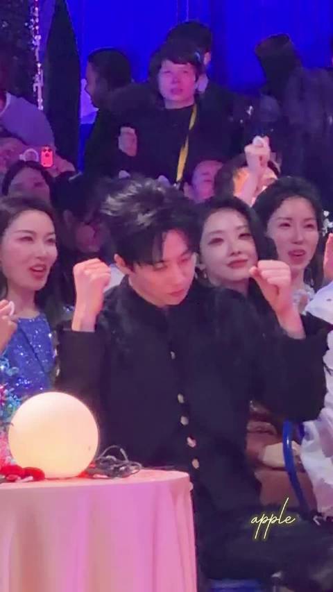 超级捧场的大哥 一起蹦蹦跳跳