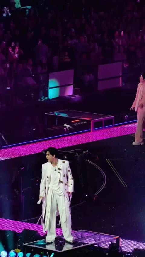 阿信舞台跌落吴建豪飞奔救援