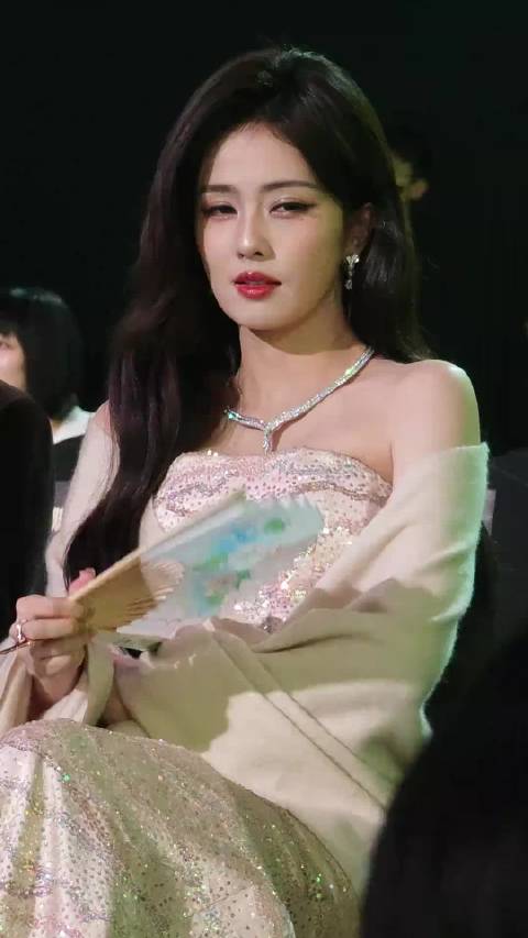 所有的门都应该你来敲，因为你敲好看！