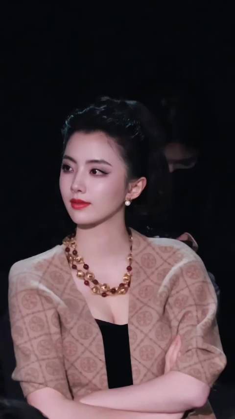 看到一个有点像年轻版黄小蕾、金喜善和杨超越结合版的漂亮妹妹