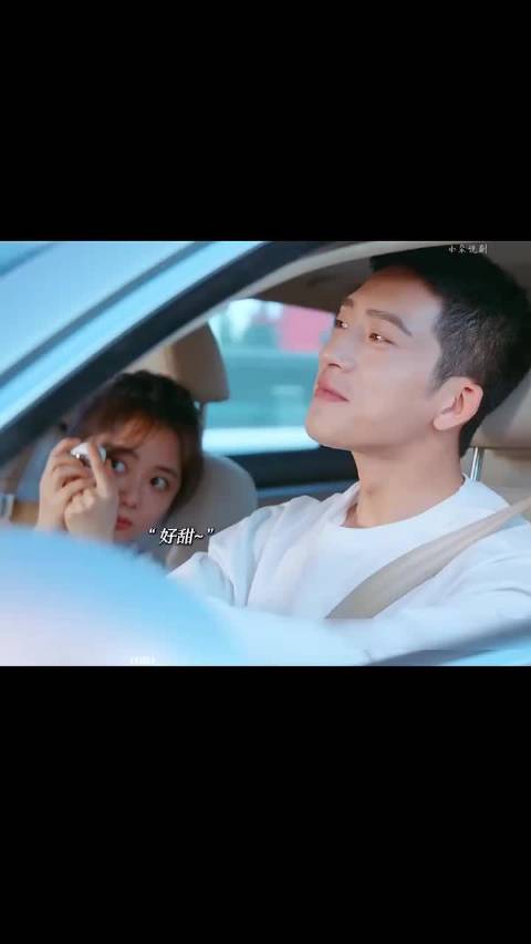 见到喜欢的人脸上的幸福是藏不住的 .