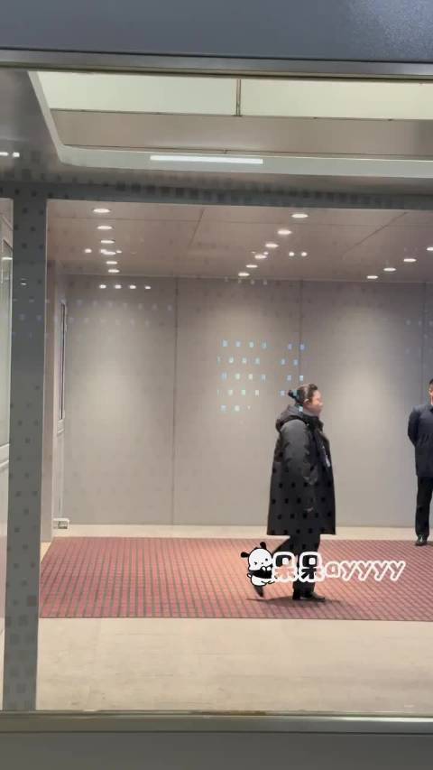 王安宇抵达北京，粉丝：就算是王安宇来北京也要穿精挑细选的黑色羽绒服