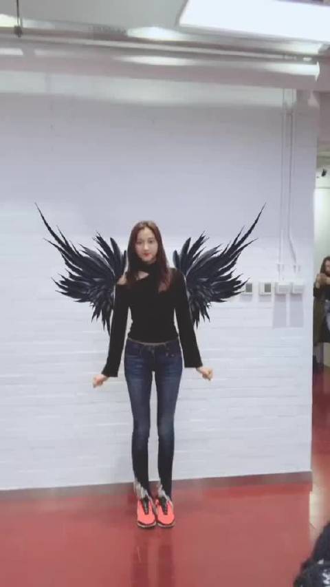 关晓彤谈追星意义：你在舞台我在人海就已足够