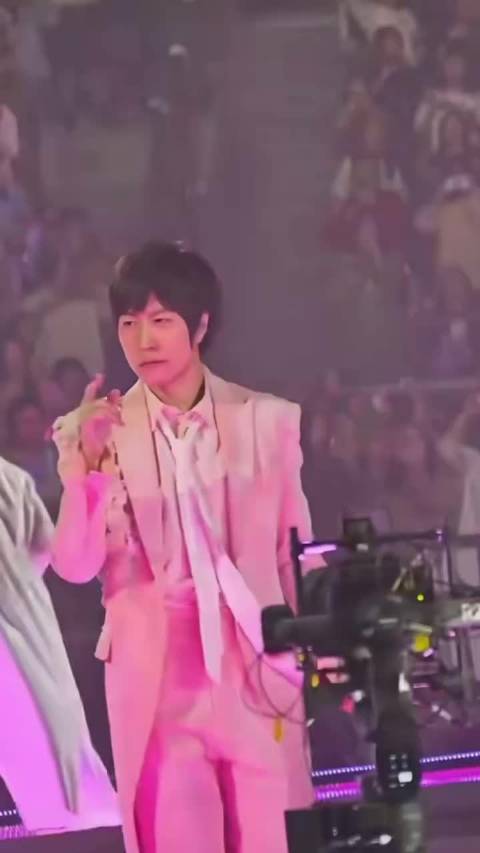 阿信上海演唱会舞台坠落手部受伤