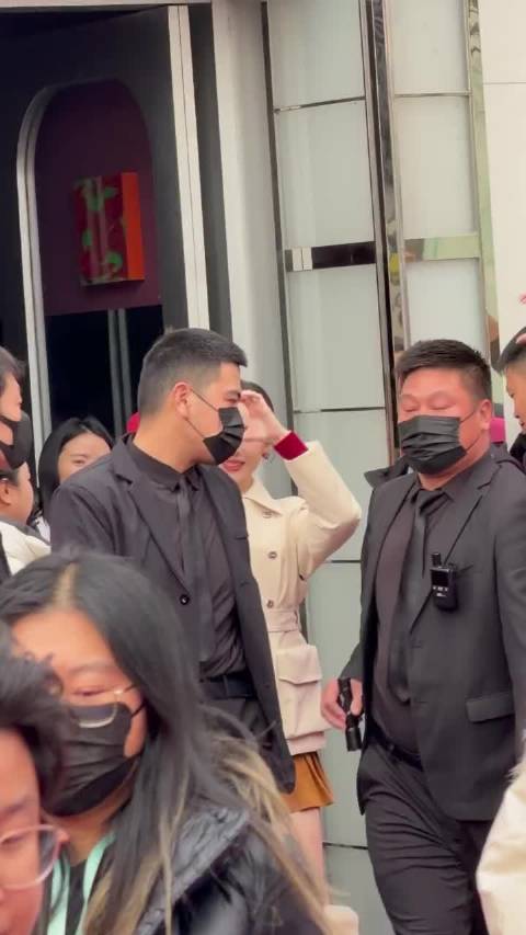 陈都灵杭州线下活动，好多人啊！这个小嘟嘟一直饭撒比心，可爱