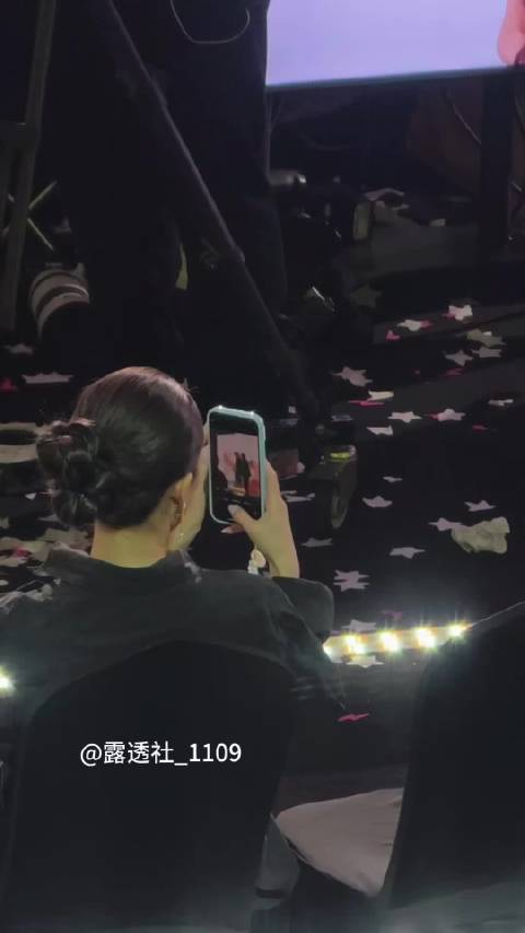 赵露思台上拍摄费导视频曝光，与白鹿无互动