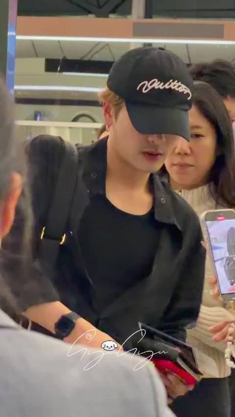 飞去小韩啦 @王嘉尔 .