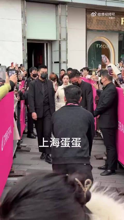 陈都灵出席活动路透，侧盘发好有特点，最近见面机会多多，太幸福了