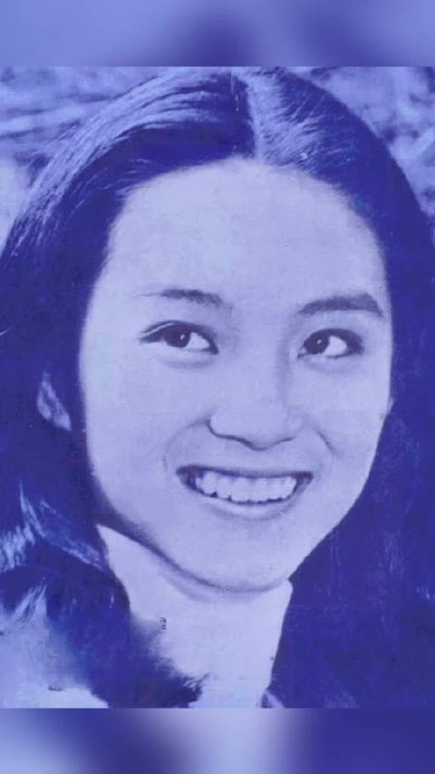 笑浸旧蓝 旧照染了蓝，她的笑却亮得像藏了颗糖