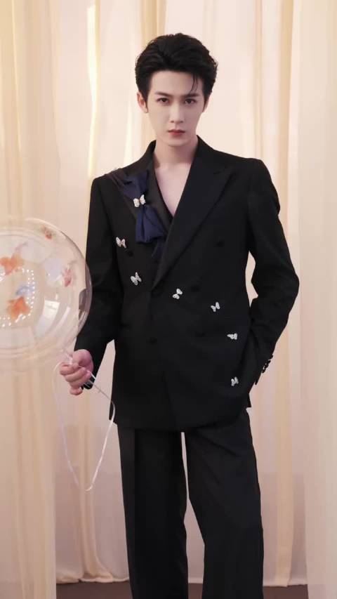 檀健次星光大赏造型获赞,daddy气质与可爱反差萌