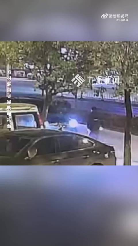 酒后滋事，男子头撞车灯