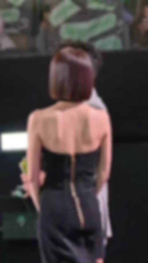 秦岚今天的包臀裙太紧了吗？是不是屁屁变大了啊