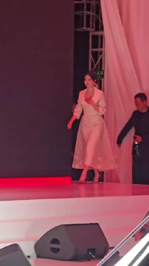 今日品牌活动路透，简单打扮足以让人心动，不愧是神仙姐姐