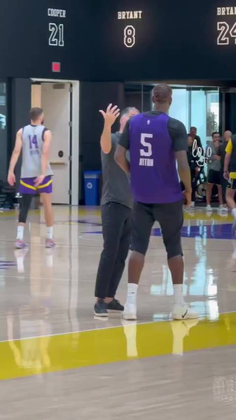 佩林卡在训练结束后和艾顿闲聊