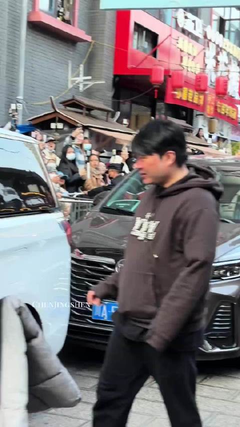 粉丝为宇宙爆闪团成员配专属BGM，刘耀文独享正经歌曲