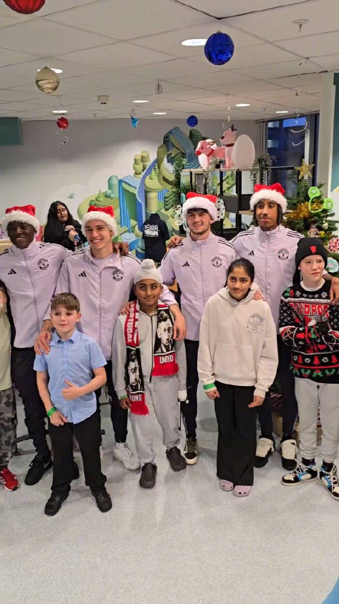 曼联球员圣诞前夕探访儿童医院送礼物