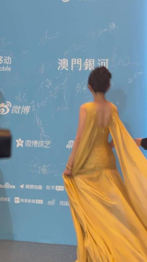 杨幂好温柔的美