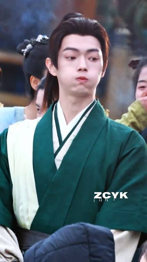 许凯《天都异闻录》路透上新，抓到一只嘟嘴的史无名，可可爱爱