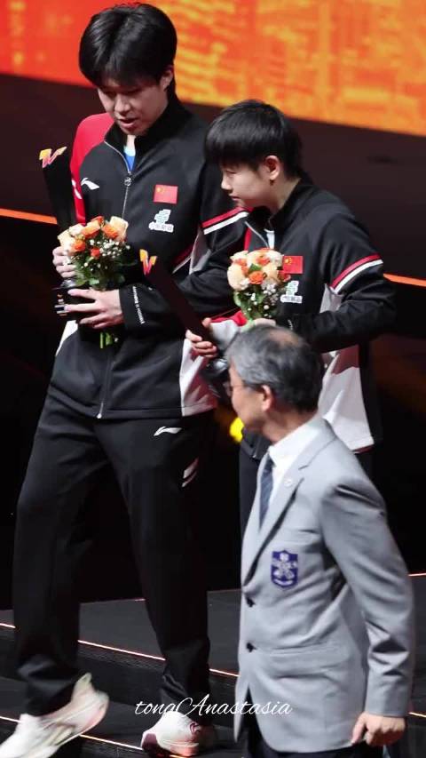 孙颖莎王楚钦带伤作战相互叮嘱保护身体