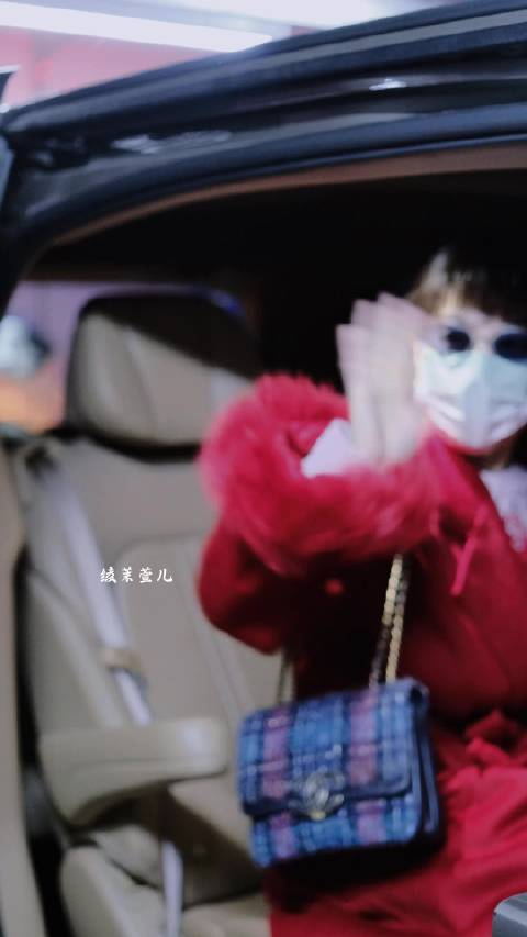 漂亮妈咪 @赵雅芝 挥手手，挥完你的挥你的 妈咪：都有都有