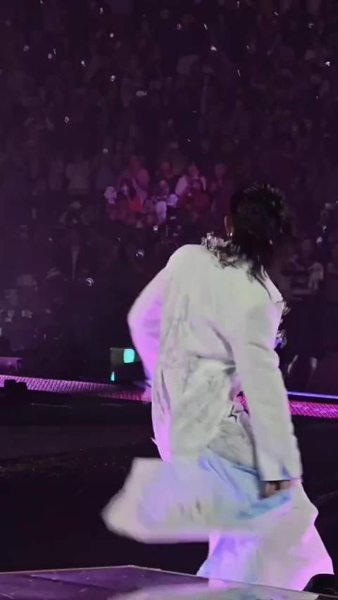 阿信演唱会意外跌落，Vanness冲前救援F3热吻慰问