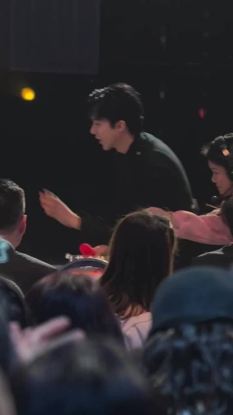 打招呼握手了 我也想握 可以不