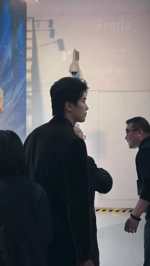 给汪公子披外套 还在跟妈妈说话 cr.Onnnnnn9