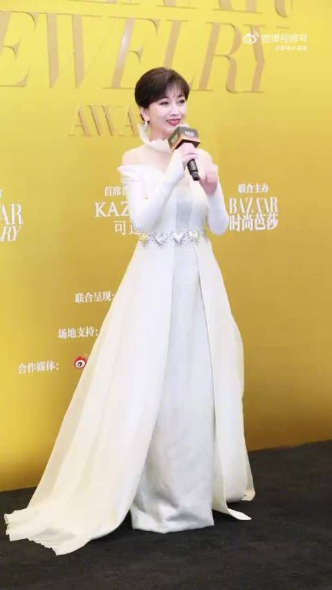 72岁赵雅芝穿白色长裙亮相红毯，换黄色礼服优雅依旧