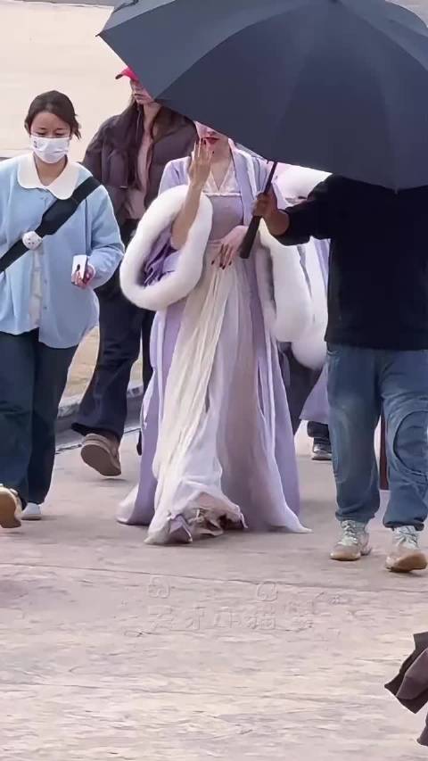 孟子义转场途中学舞引期待