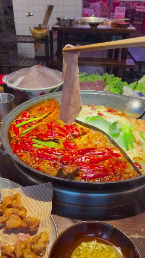 媒体实探火锅店腌制肉乱象，专家建议选择鲜肉