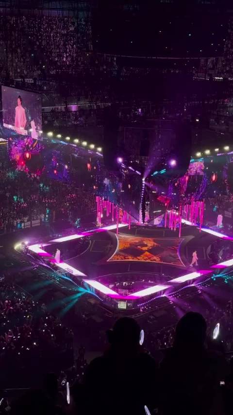 阿信演出中意外跌落舞台，吴建豪见状急冲救援