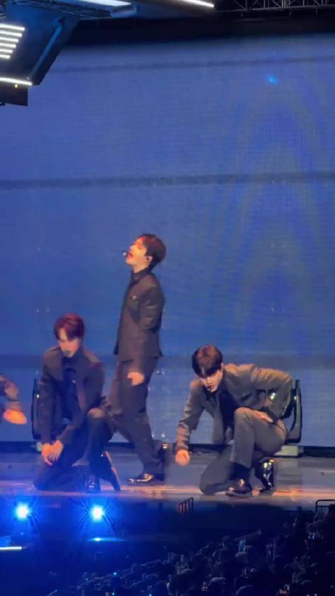 YUSHI含泪观看EXO舞台，回忆《咆哮》经典