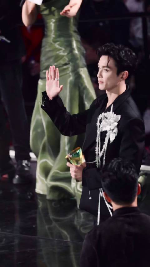 我一直在你身后 从未走远"