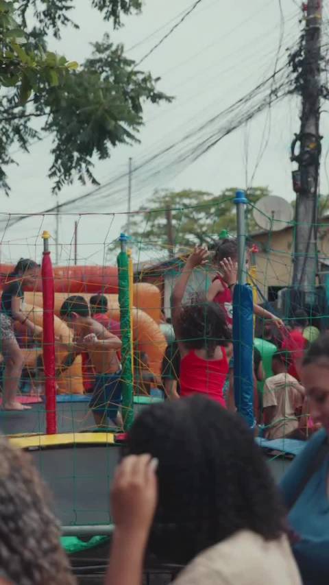 拉菲尼亚回家乡做公益，给老少爷们叔叔大姨发福利