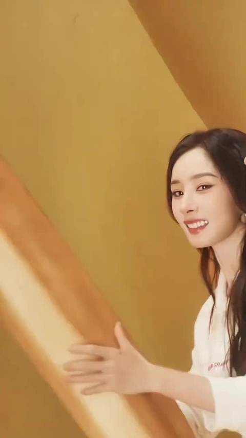 杨幂这造型真的是少女感满满，这简直可以说是超级完美了