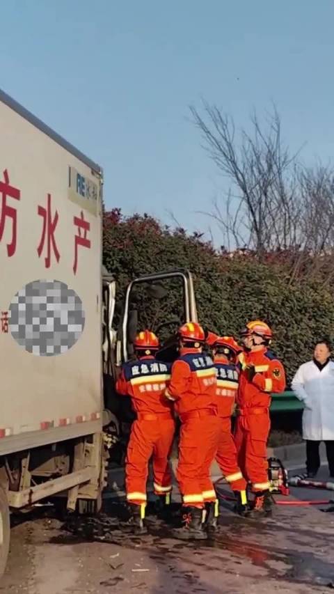 两车追尾驾驶室变形消防紧急救援助脱困