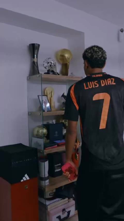 亚马尔YouTube首秀展示迪亚斯球衣与奖杯收藏