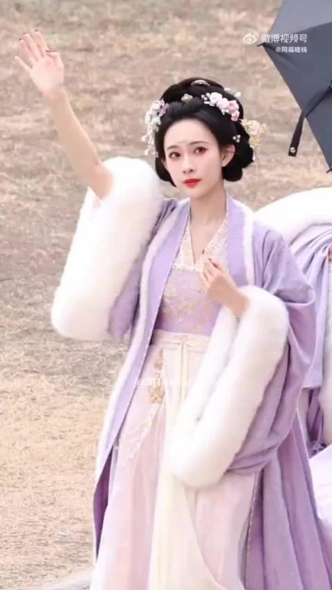 心疼孟子义 粉丝关心腿伤，她大声回应还疼，星光大赏那一跤影响看来不小