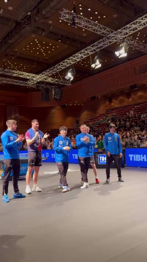 获胜后的樊振东和队友球迷一起庆祝，萨尔大厅直接变成欢乐海洋！