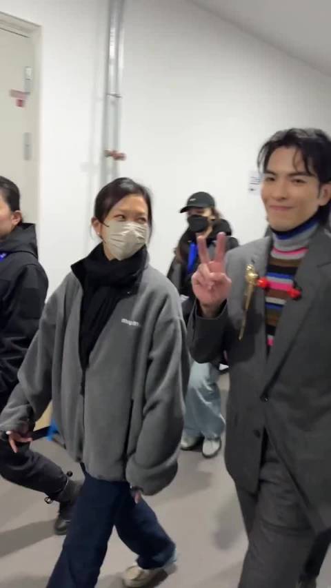 萧敬腾吕梁开唱突降大雪，工作人员紧急递衣护其离场